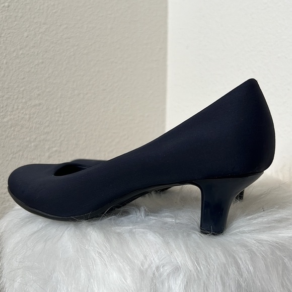 Round toe kitten heel navy blue pumps - Picture 4 of 7